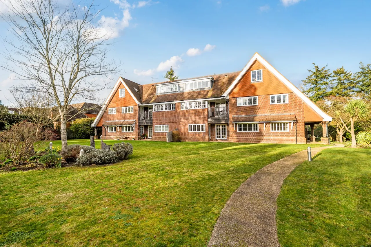 2 bed flat for sale, Waverley Lane, Farnham, GU9