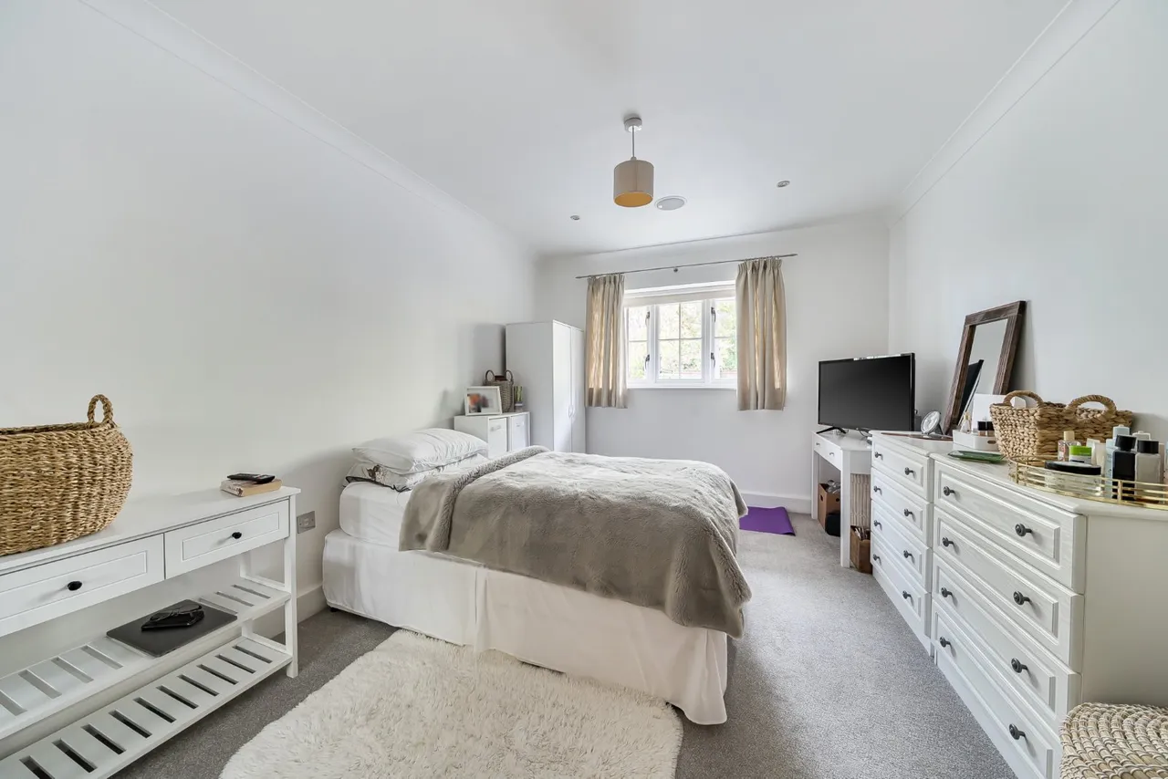 Waverley Lane, Farnham, GU9, photo 4