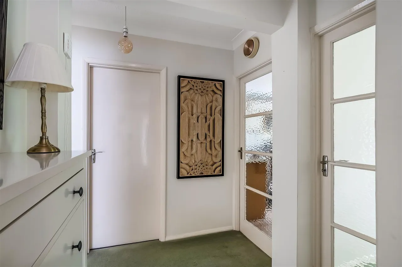 Ermyn Way, Leatherhead, KT22, photo 14