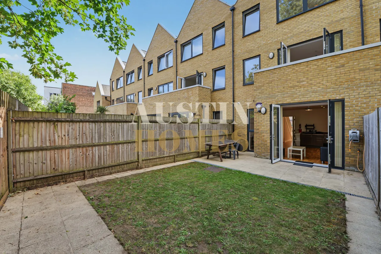 Bathurst Square, London, N15, photo 4