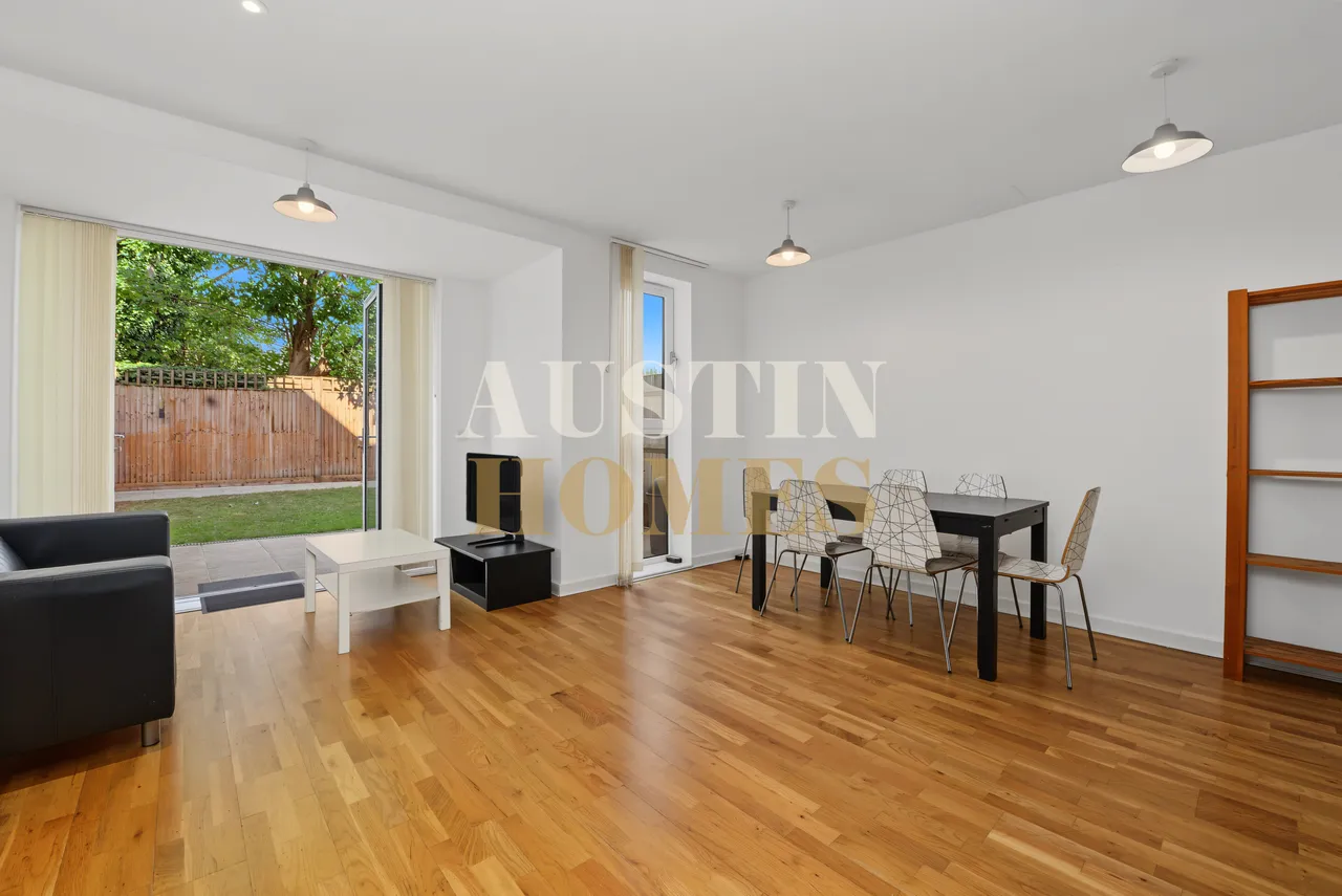 Bathurst Square, London, N15, photo 2