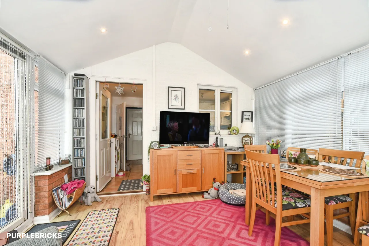 Thresher Drive, Swindon, SN25, photo 8