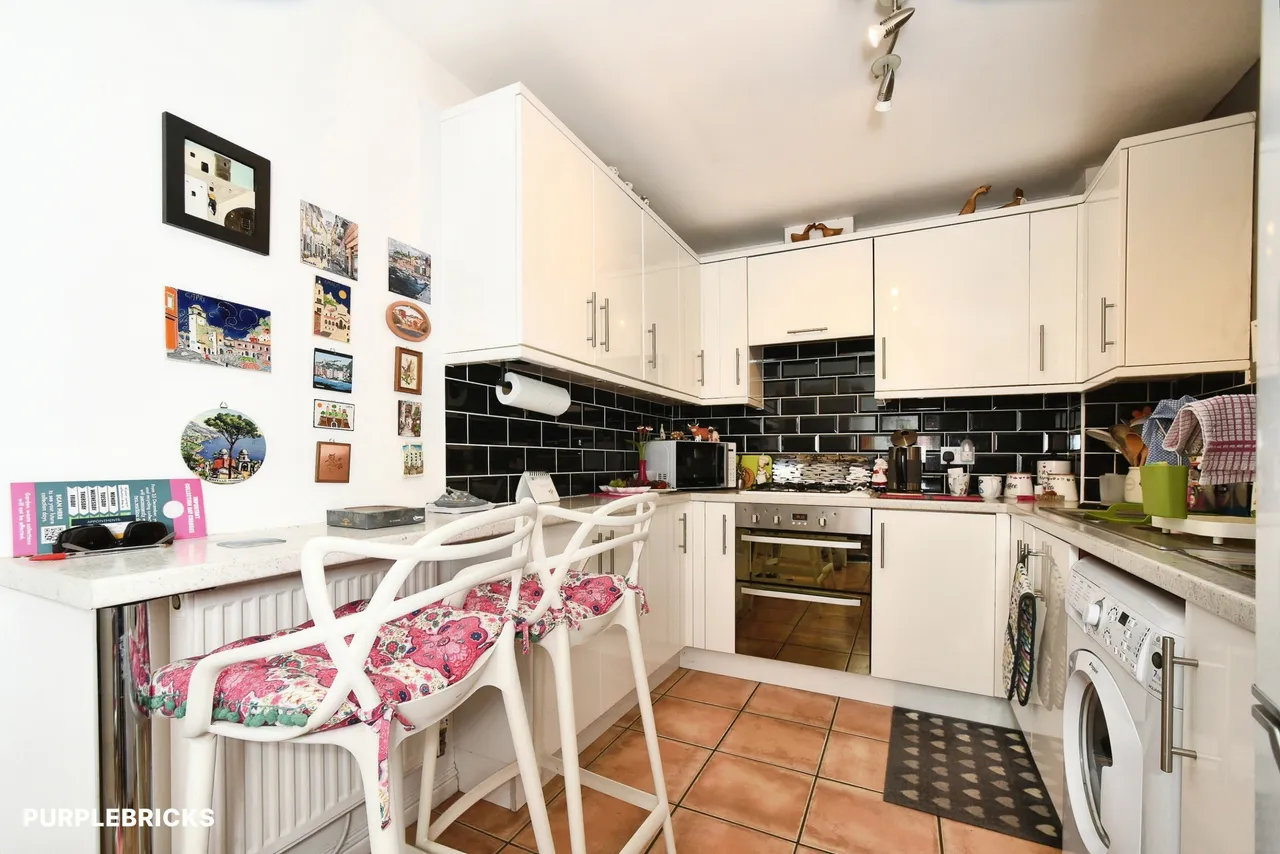 Thresher Drive, Swindon, SN25, photo 5