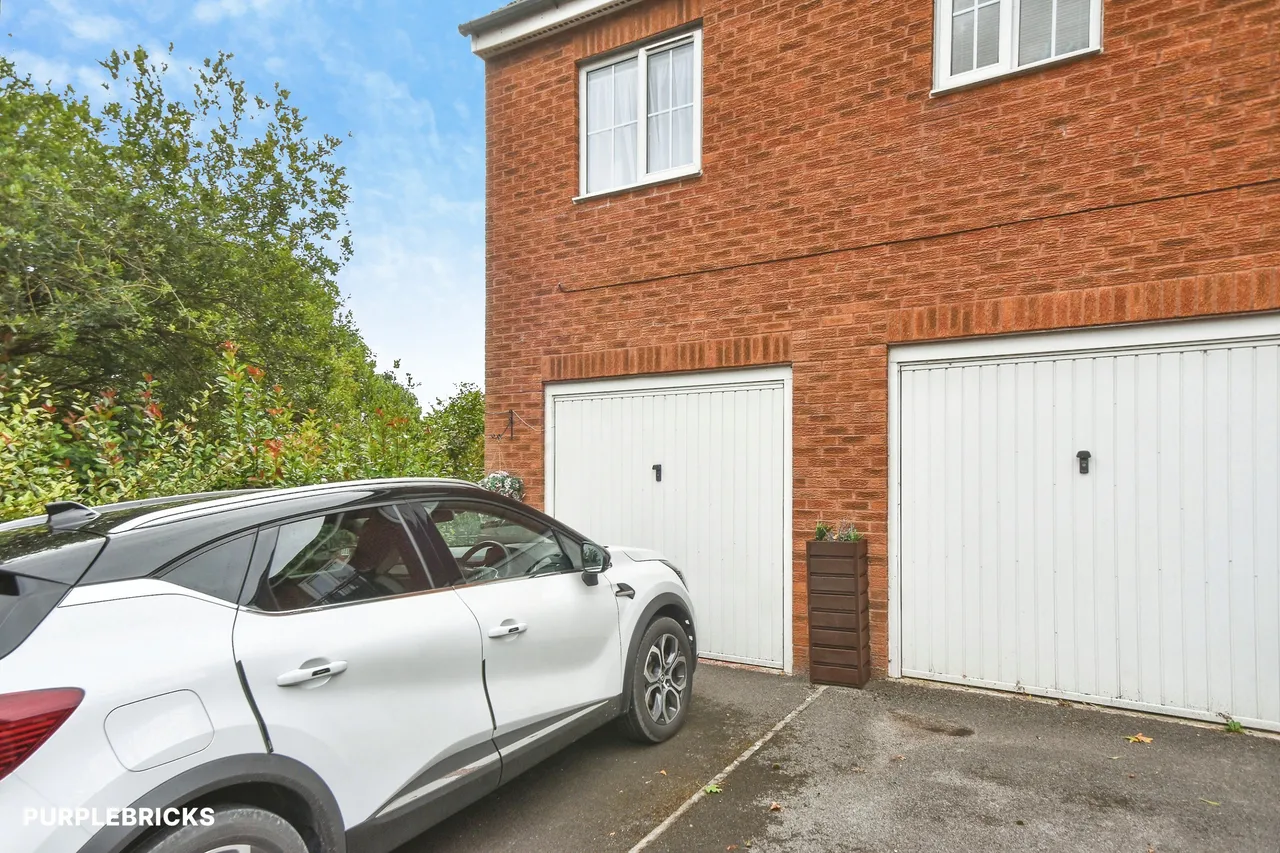 Thresher Drive, Swindon, SN25, photo 28