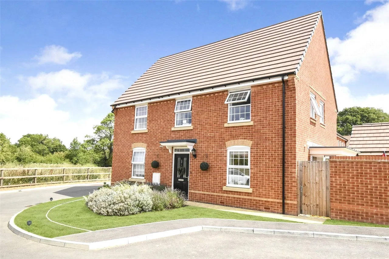 4 bed house for sale — Barker Crescent, Hook, Hampshire, RG27 9FR