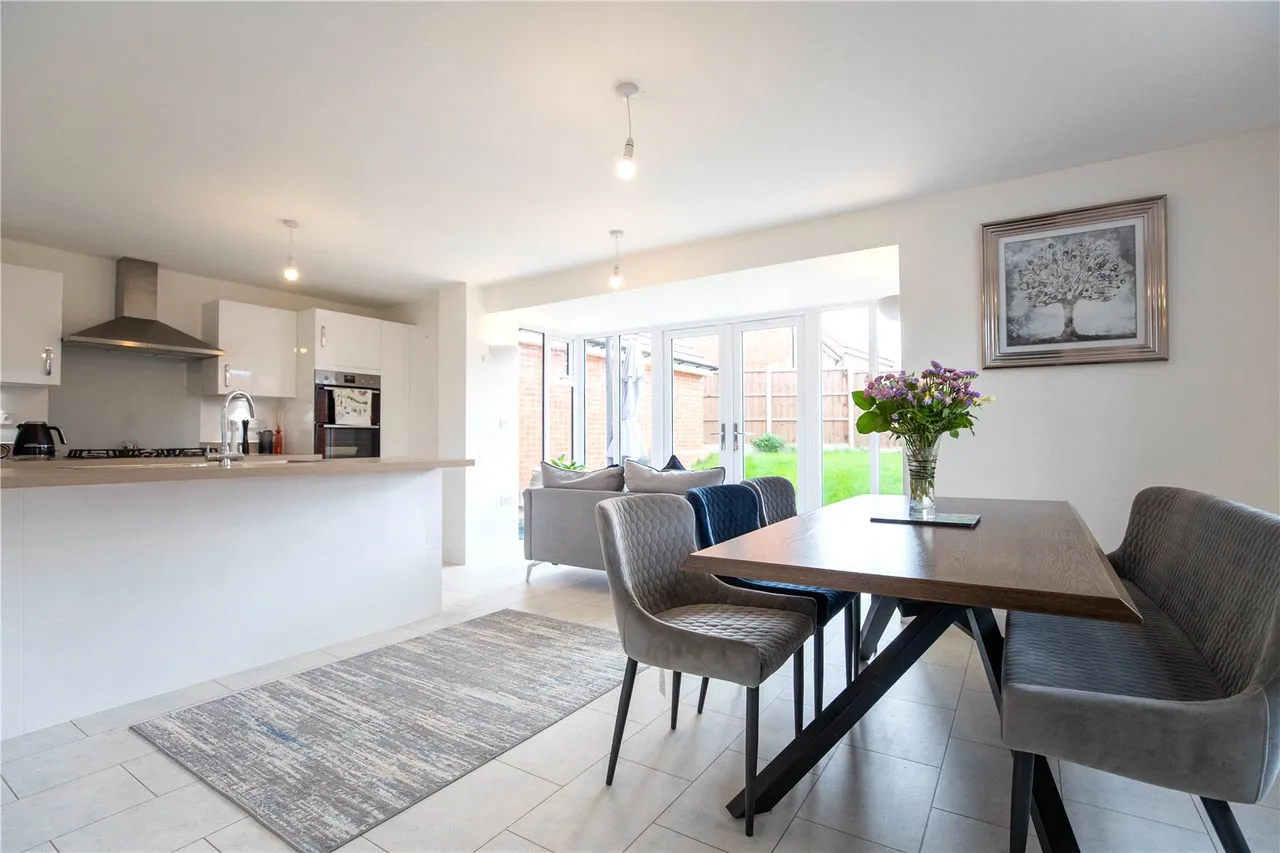 Barker Crescent, Hook, Hampshire, RG27 9FR, photo 2