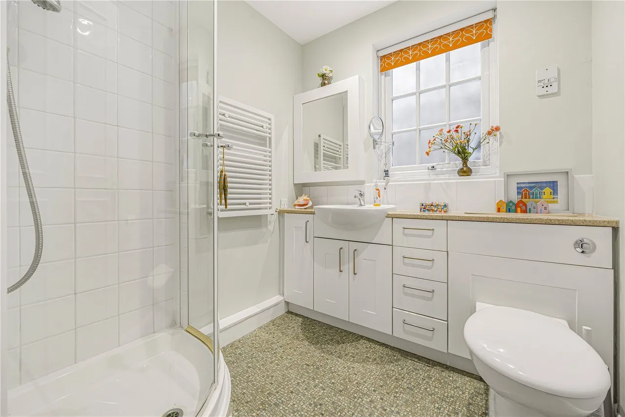 Spring Grove, Hampton, TW12, photo 12