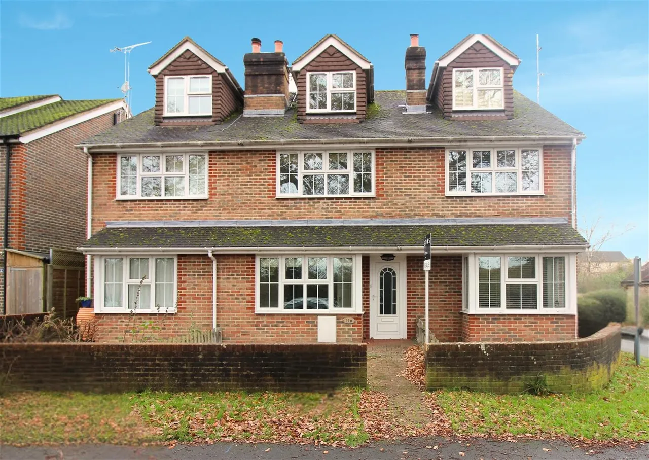 4 bed house for sale — Hayes Lane, Horsham, West Sussex RH13 0SQ