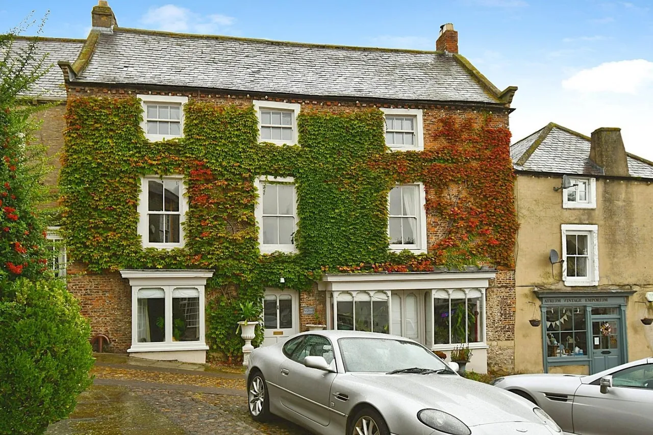 5 bed house for sale, Market Place, Middleham, DL8
