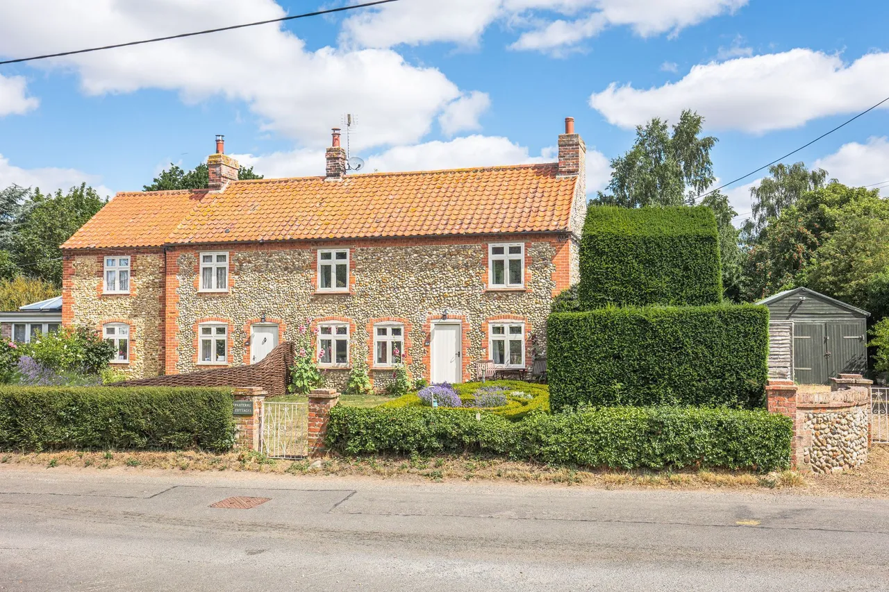 3 bed house for sale, Charming Character Cottage in Hindrin