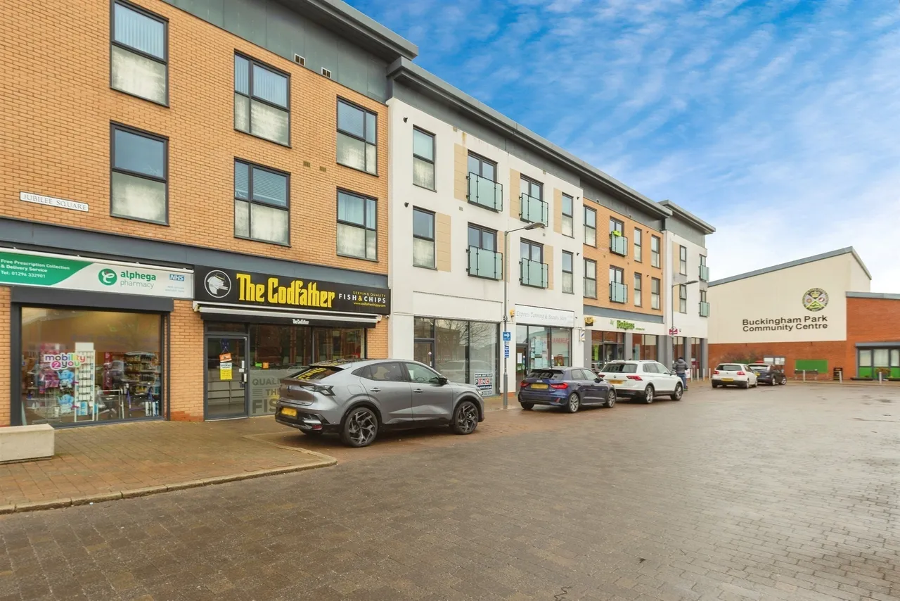 2 bed flat for sale, Jubilee Square, Aylesbury, HP19