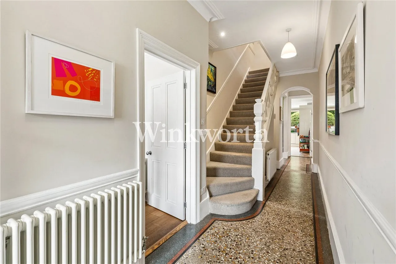 Lakeside Road, London, N13, photo 2