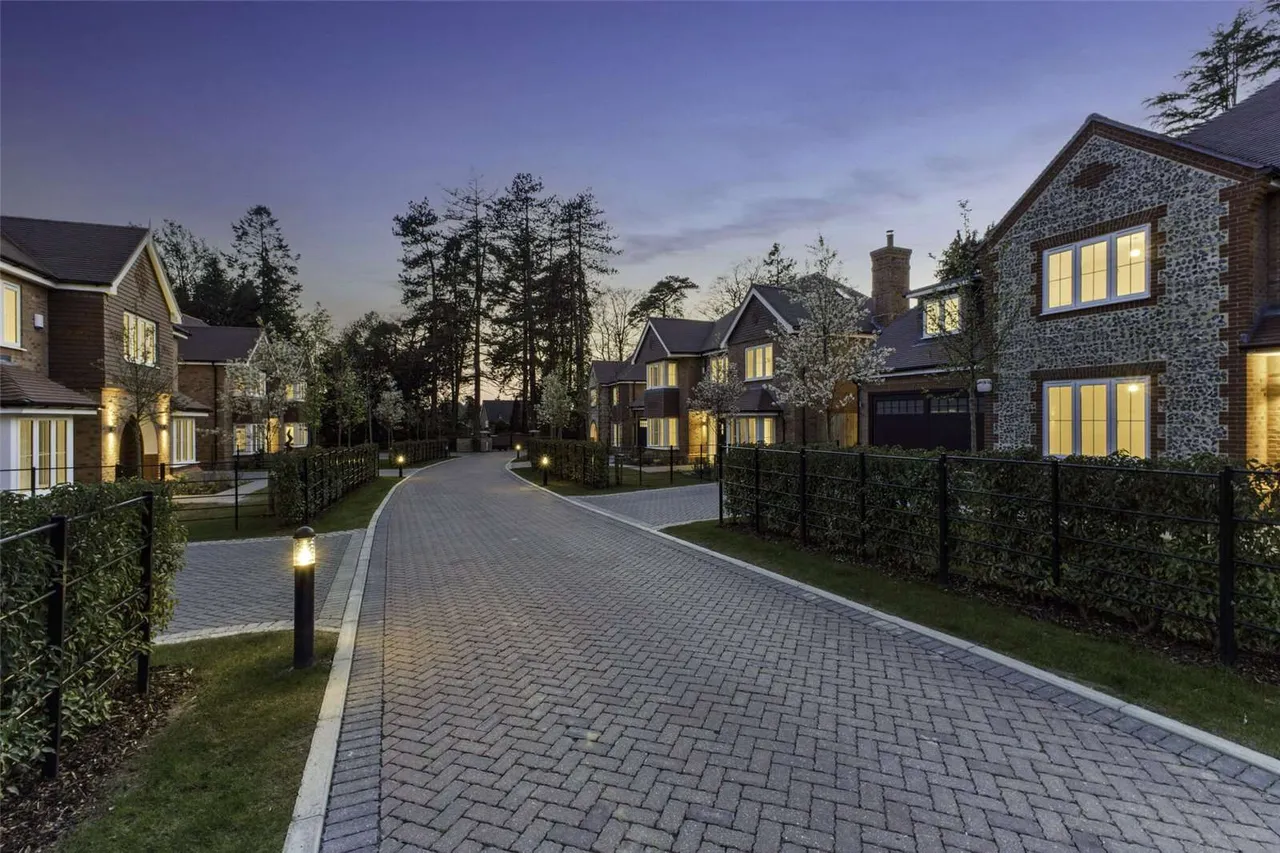 Hudson Gardens, Tower Road, Hindhead, Surrey, GU26 6SP, photo 11