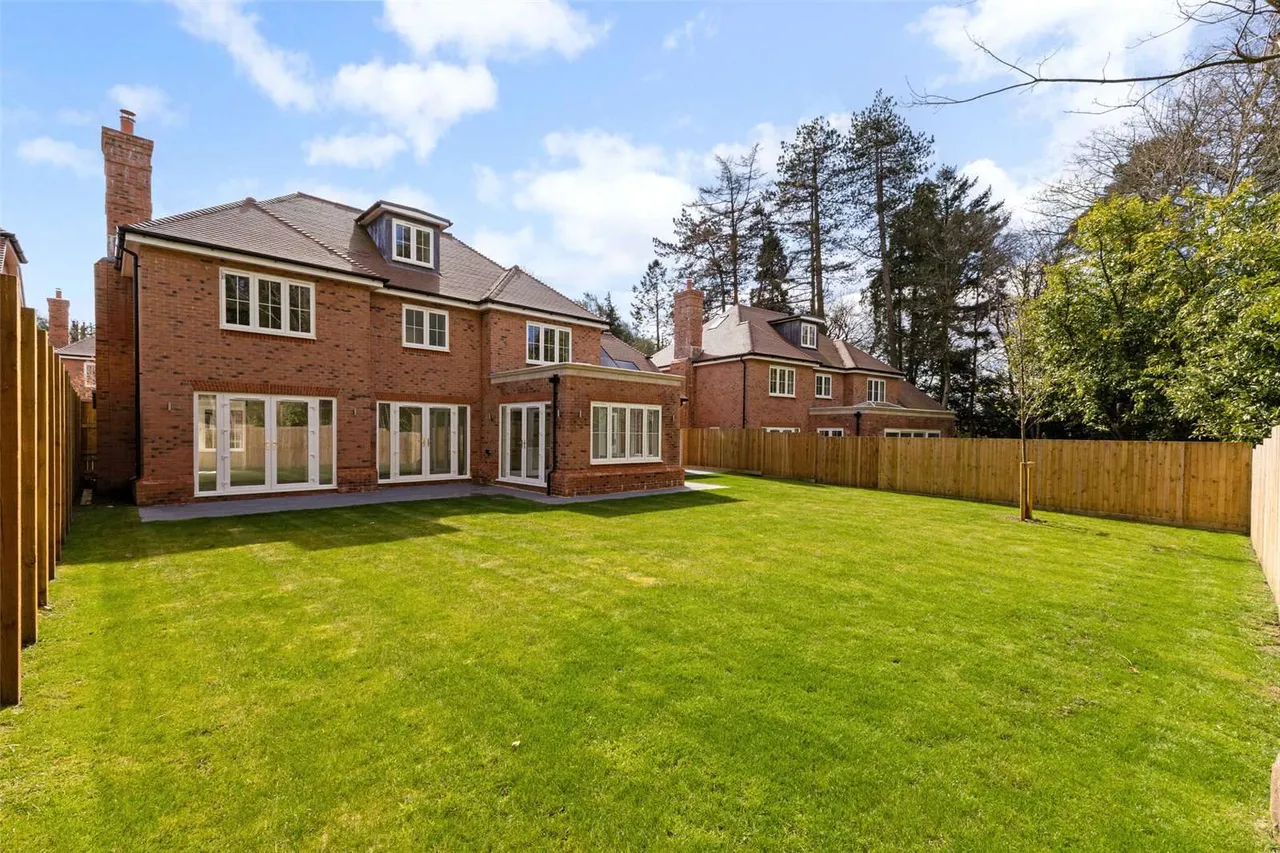 Hudson Gardens, Tower Road, Hindhead, Surrey, GU26 6SP, photo 12