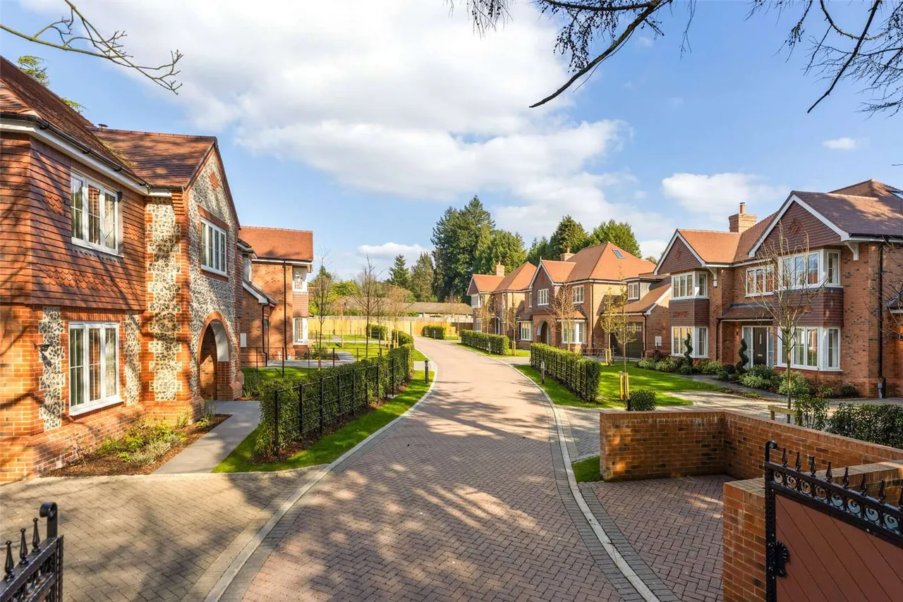 Hudson Gardens, Tower Road, Hindhead, Surrey, GU26 6SP, photo 2
