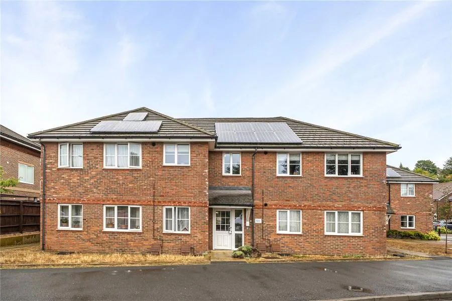 2 bed flat for sale, Asheridge Road, Chesham, HP5