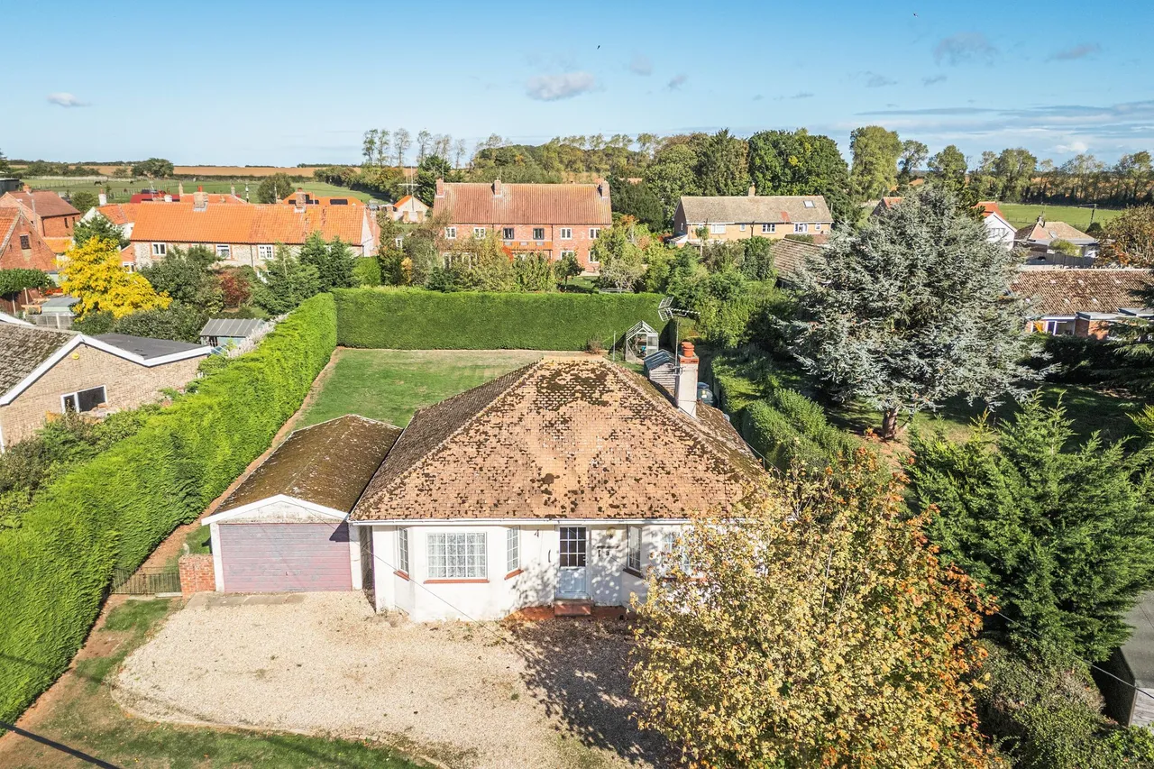 2 bed house for sale, Detached Bungalow Set on 0.26 Acres i