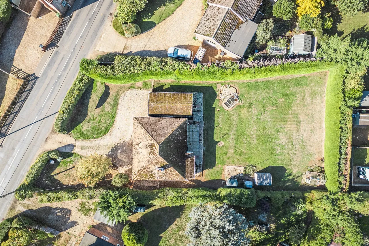 Detached Bungalow Set on 0.26 Acres i, photo 7