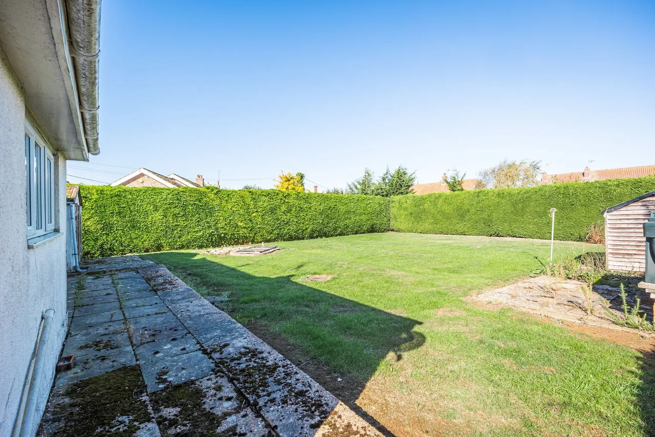 Detached Bungalow Set on 0.26 Acres i, photo 6