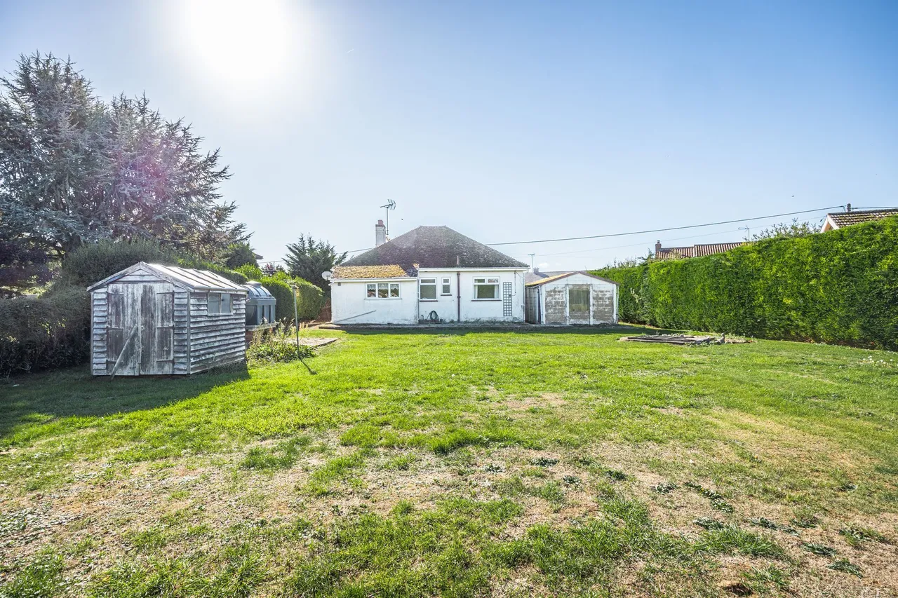 Detached Bungalow Set on 0.26 Acres i, photo 5
