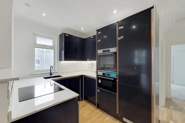56b High Street South, London, photo 2