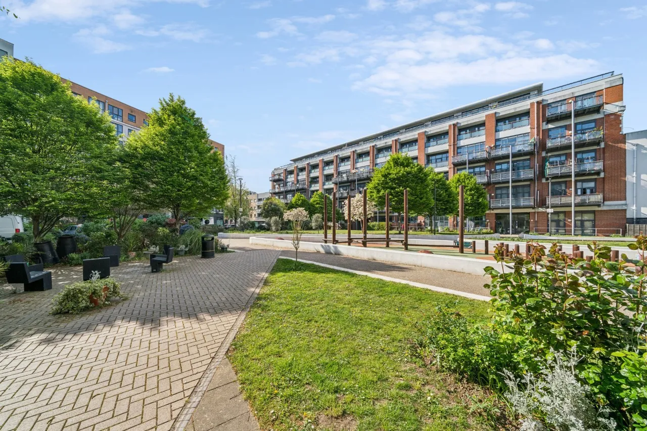 1 bed flat for sale, Larden Road, London, W3