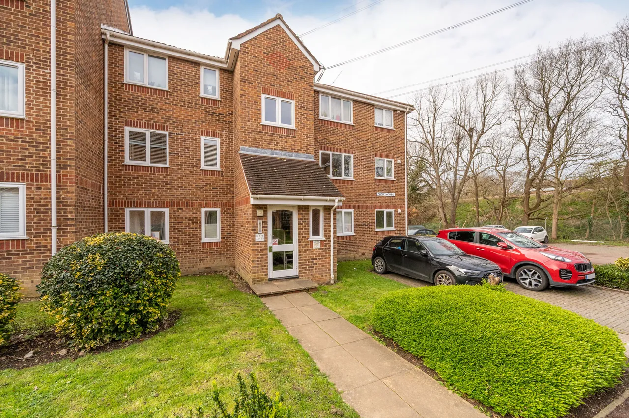 1 bed flat for sale — 22 Onyx House, Percy Gardens, Worcester Park
