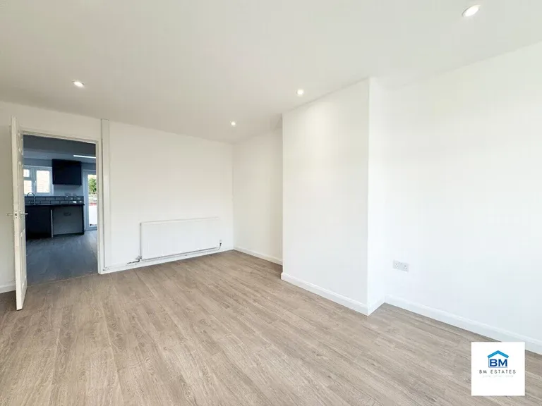Kinsdale Drive, Leicester, LE5 2PR, photo 2