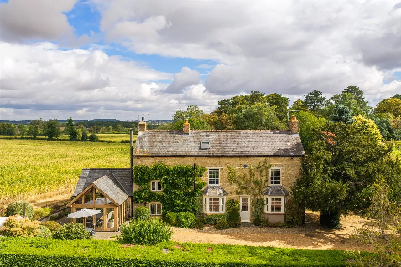 5 bed property for sale, Tews End Lane, Paulerspury, NN12