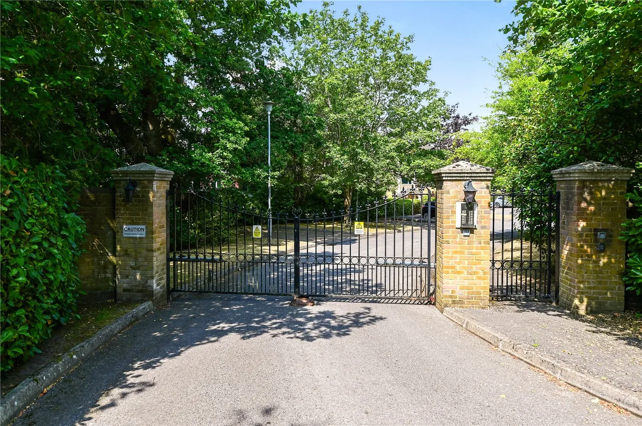 Salisbury Road, Farnborough, Hampshire, GU14 7AJ, photo 12