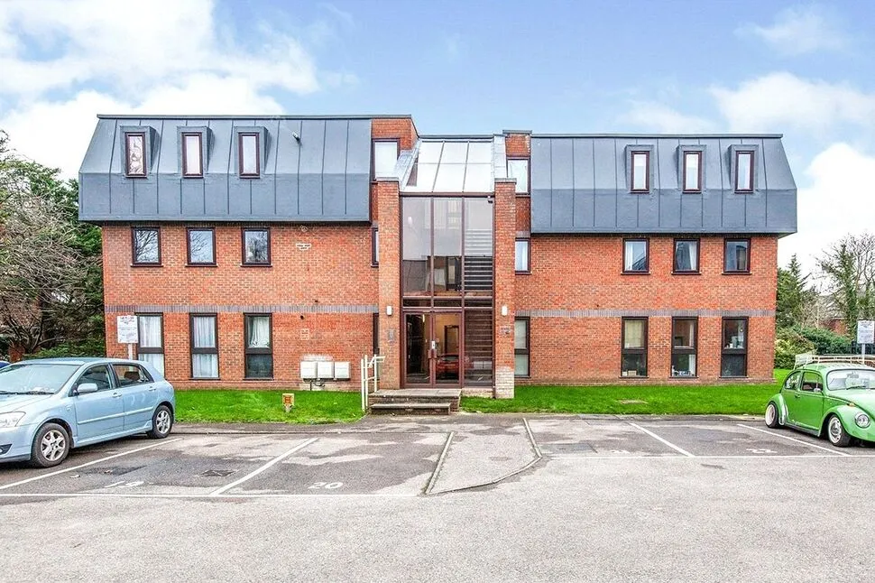 1 bed flat to rent — Church Road, Egham, Surrey, TW20