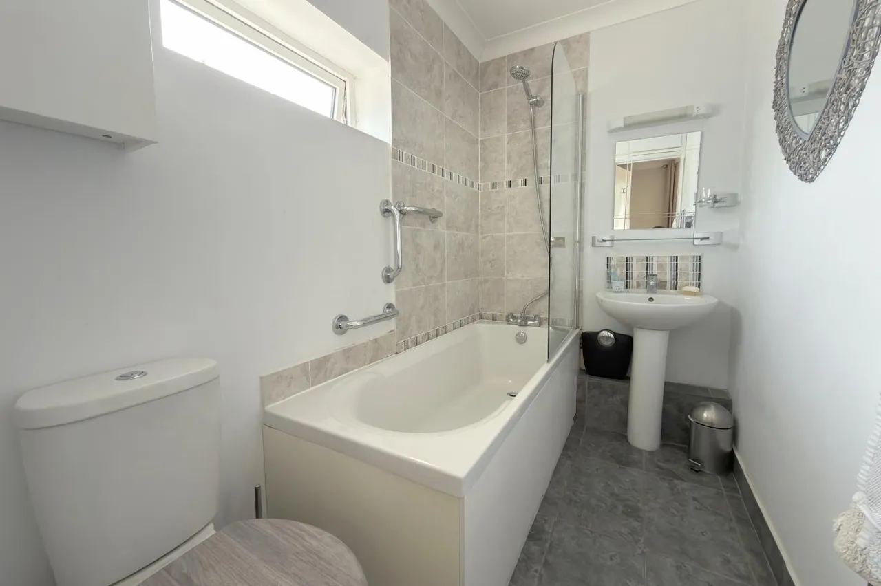 East Avenue, BH3, photo 25