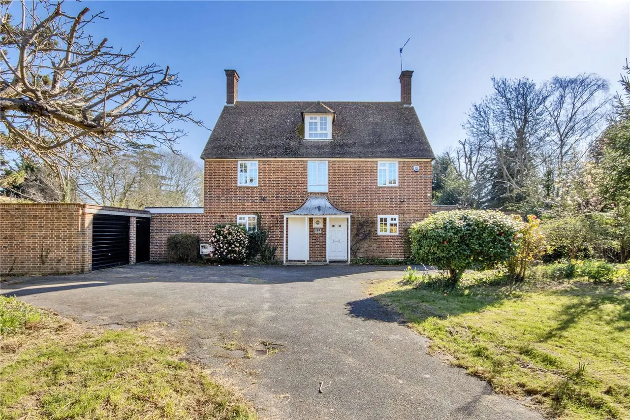 4 bed house for sale — Maidstone Road, Paddock Wood, Tonbridge, Kent, TN12 6DZ