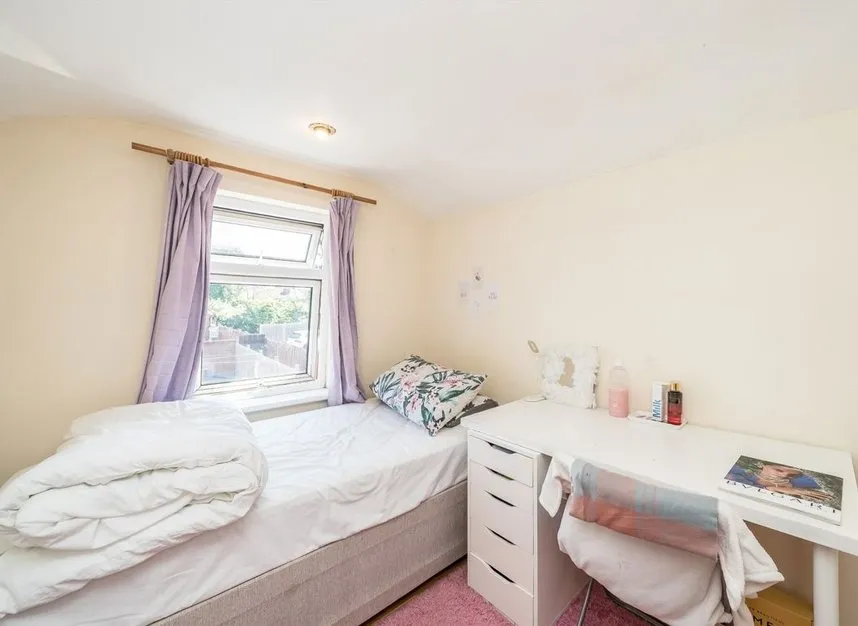 Hanworth Road, Hounslow, TW3, photo 3