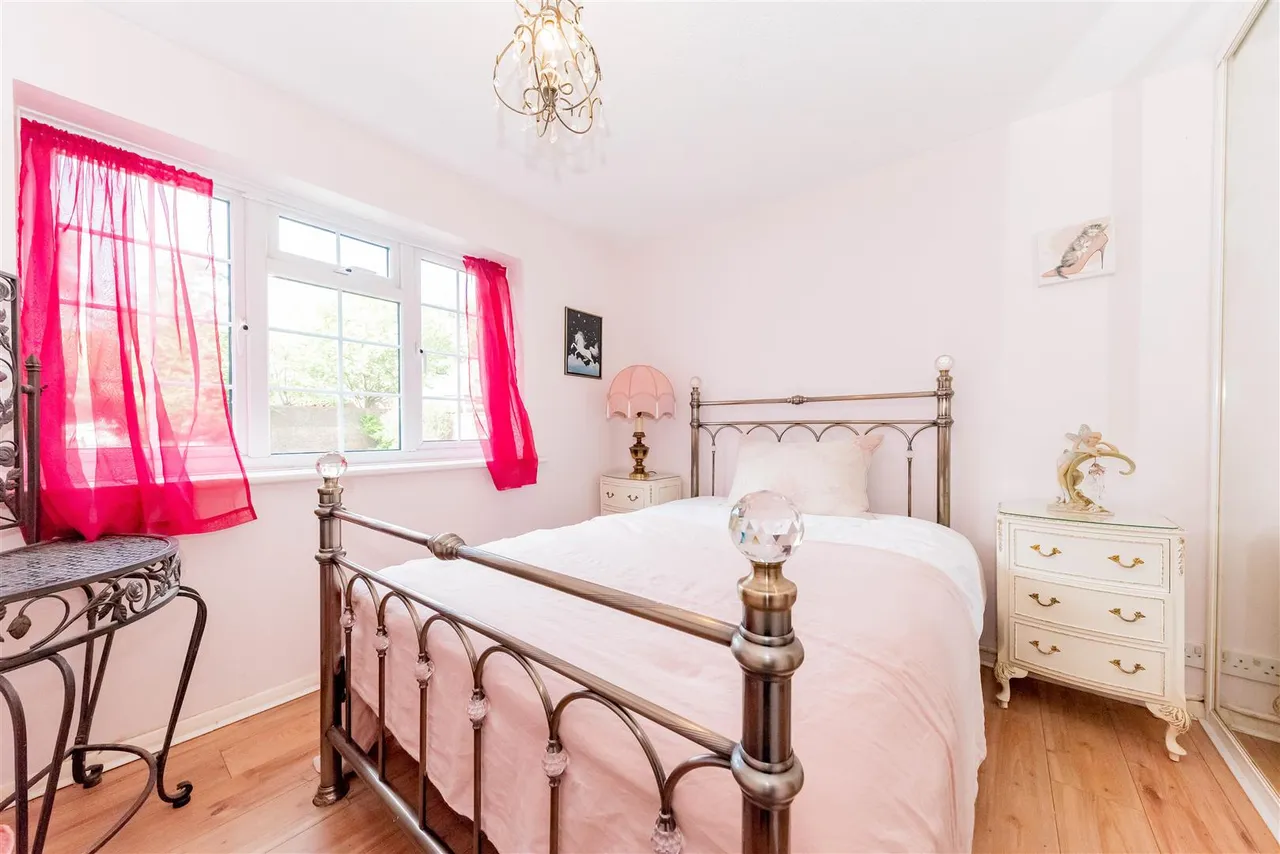 Fairway Heights, Camberley, photo 4