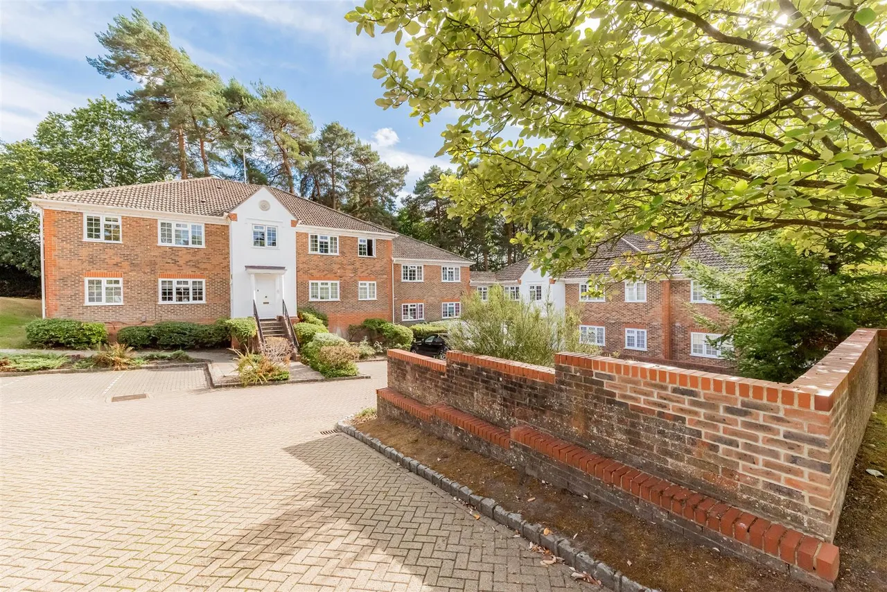 Fairway Heights, Camberley, photo 5