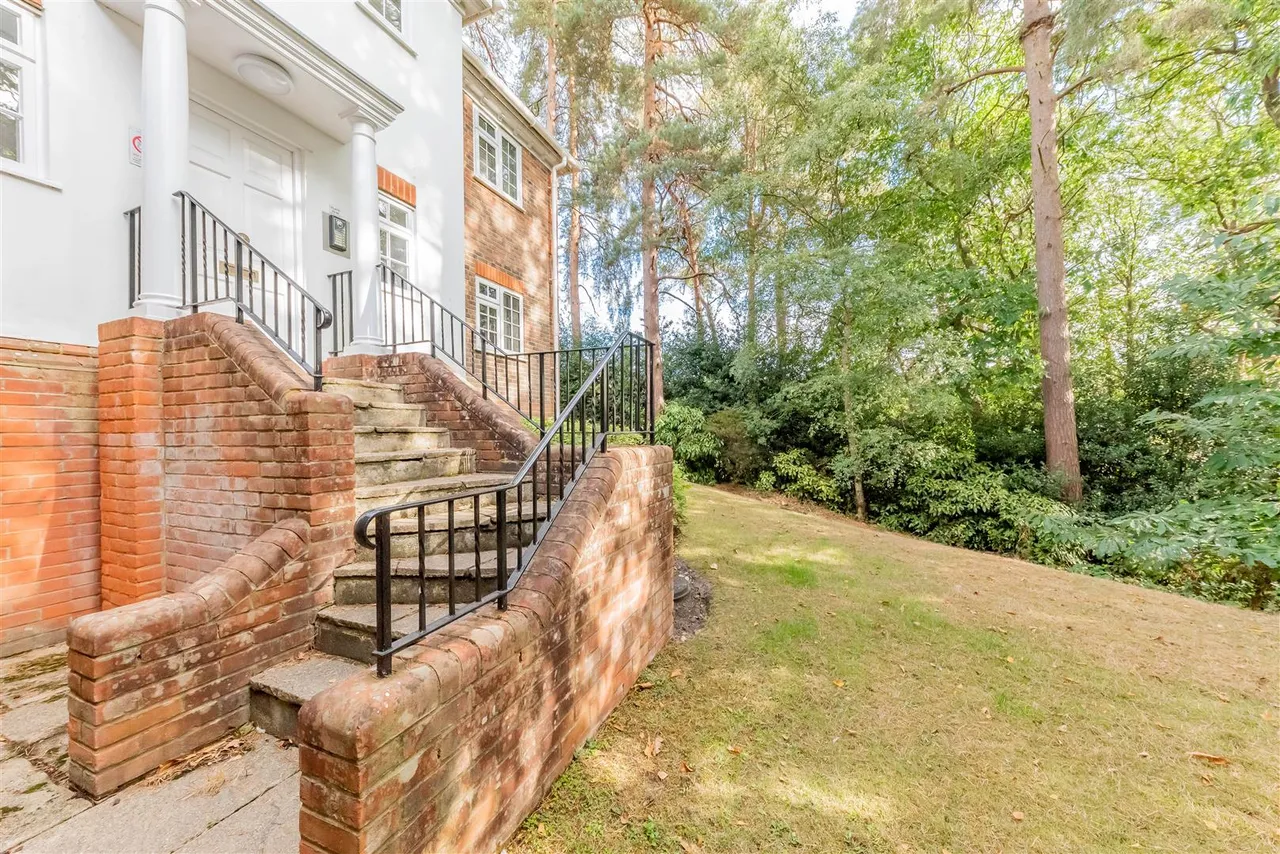 Fairway Heights, Camberley, photo 10