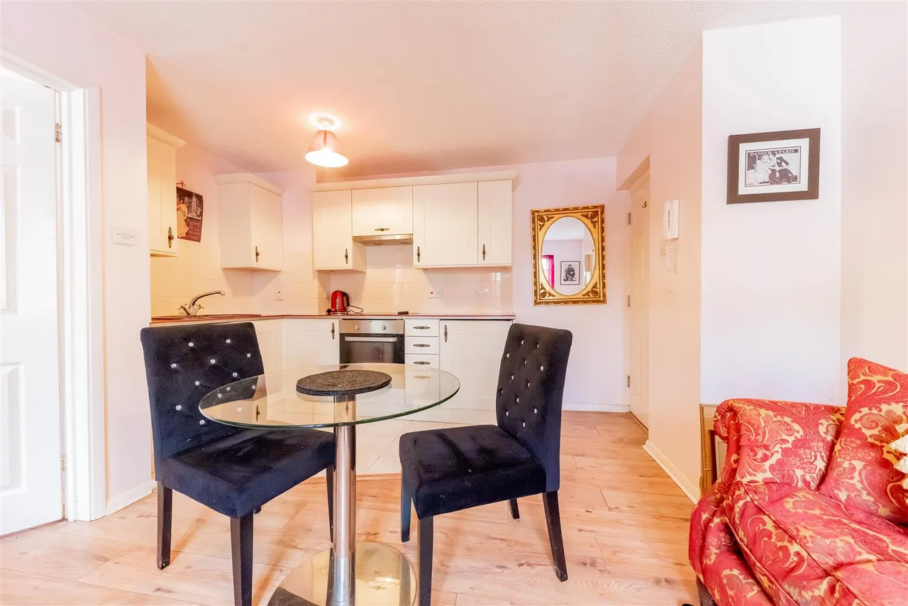 Fairway Heights, Camberley, photo 6