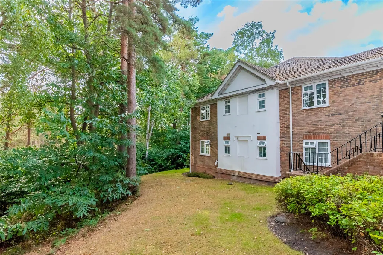 Fairway Heights, Camberley, photo 17