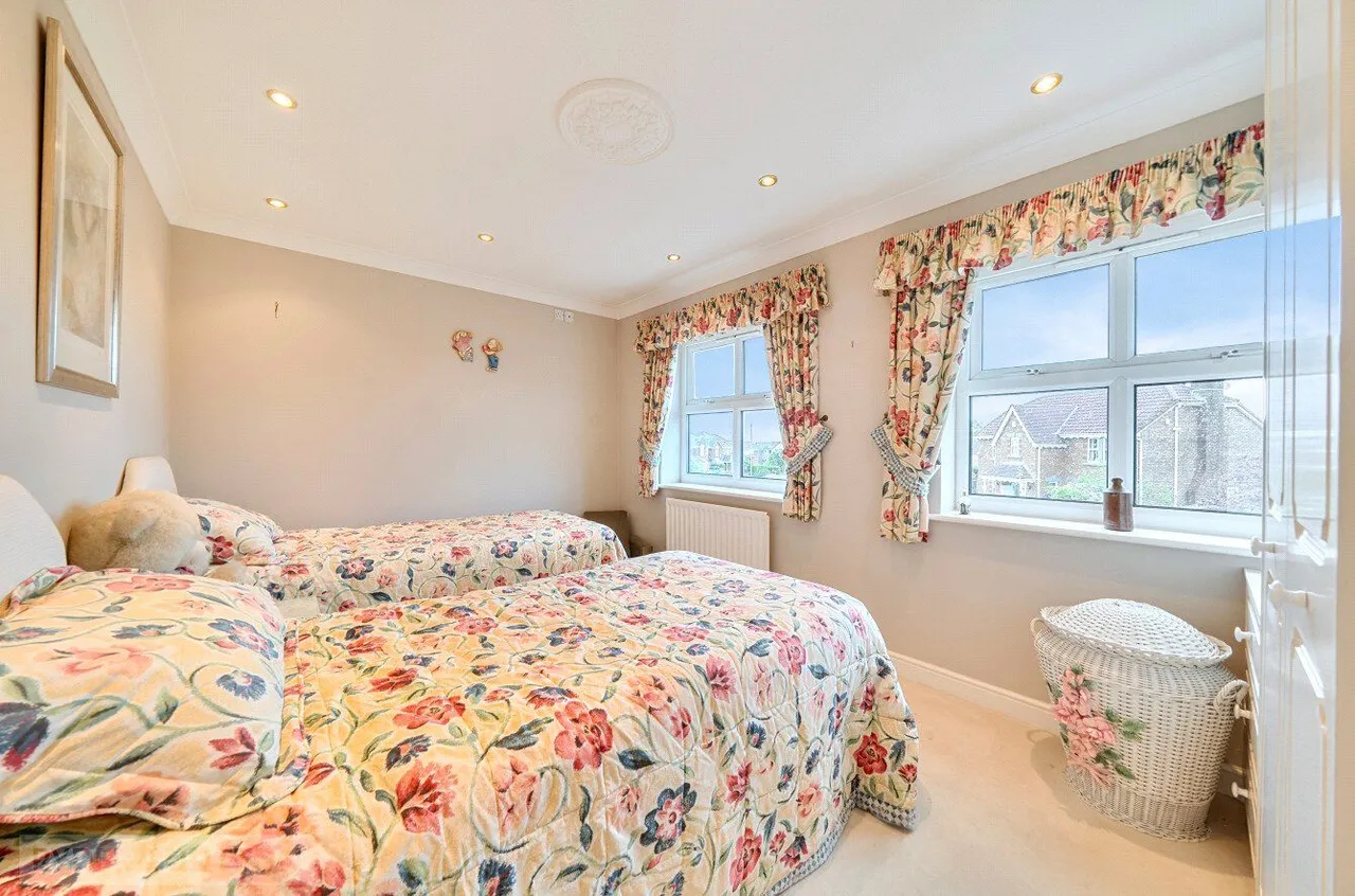 Rosethorns Close, Gladewood, M24, photo 18
