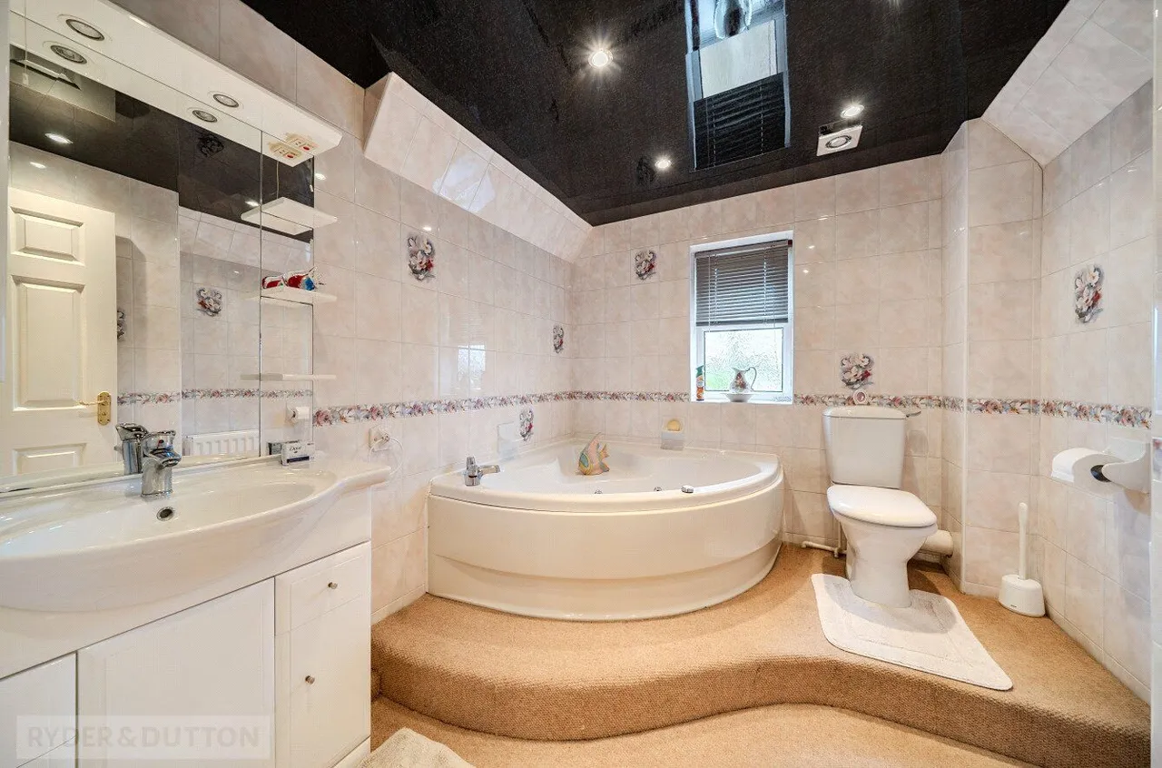 Rosethorns Close, Gladewood, M24, photo 16
