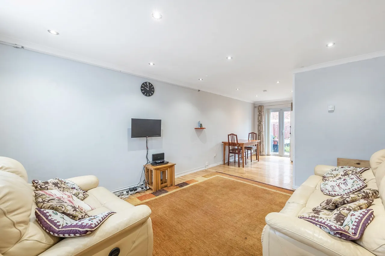 3 bed house for sale — 20 Daintry Close, Harrow