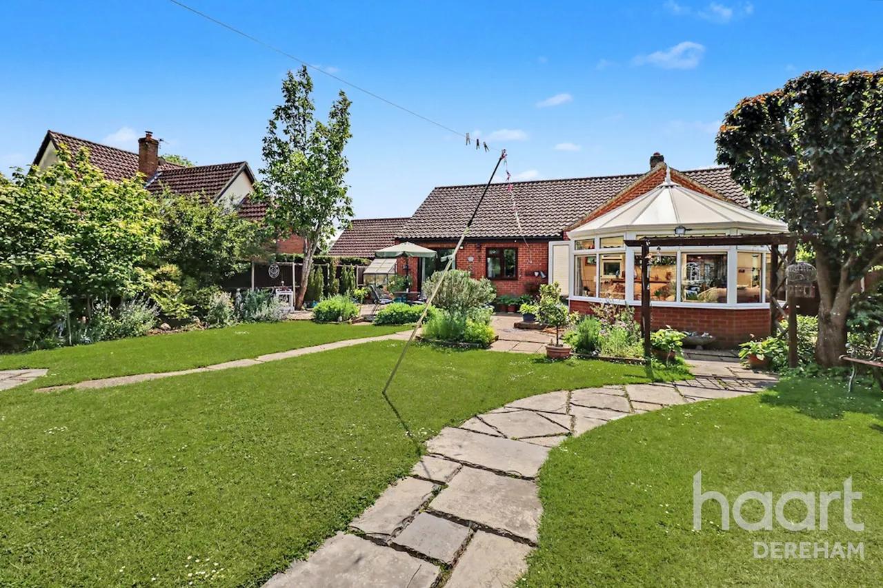 Shop Street, Whinburgh, NR19, photo 17