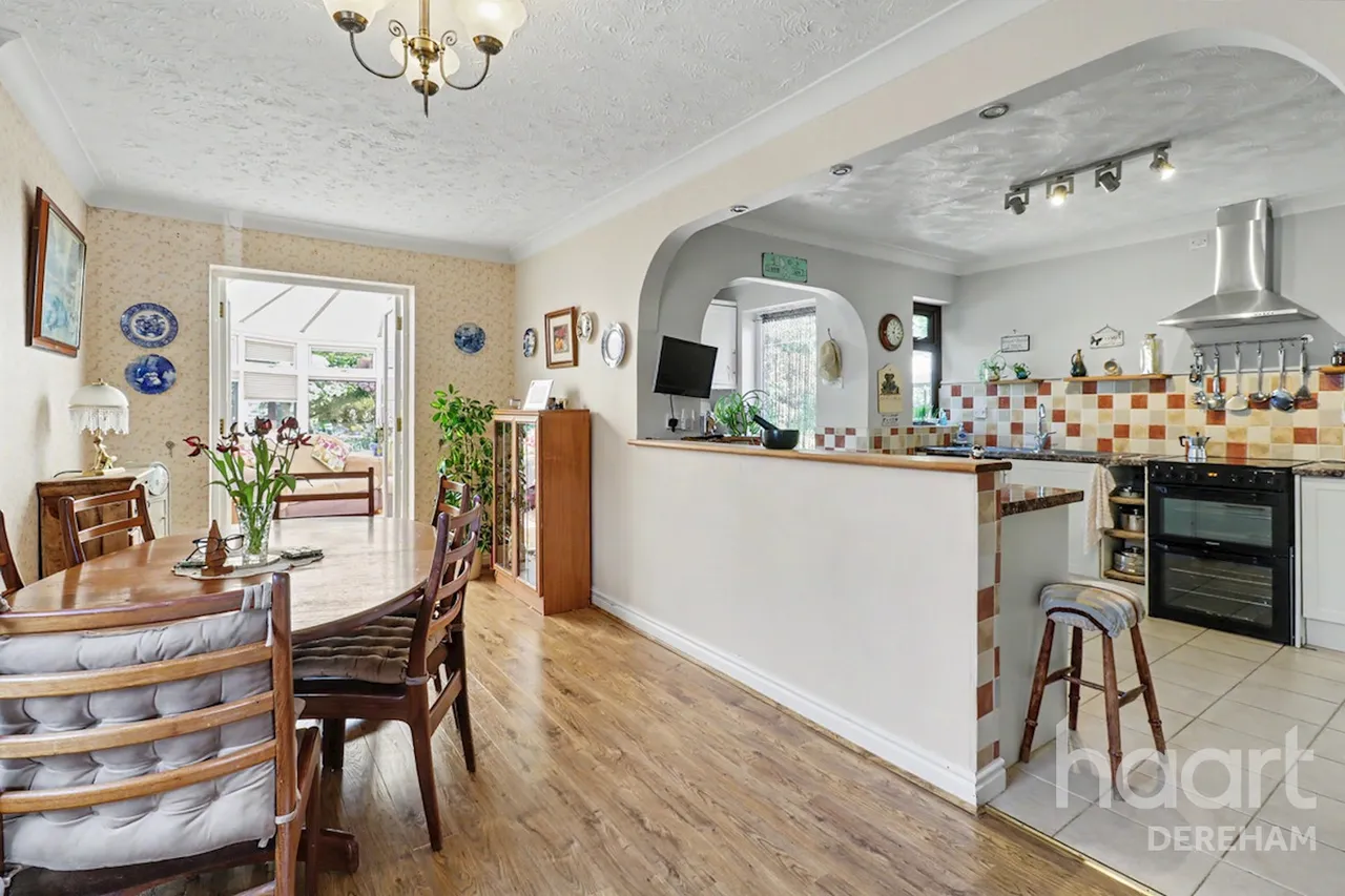 Shop Street, Whinburgh, NR19, photo 5