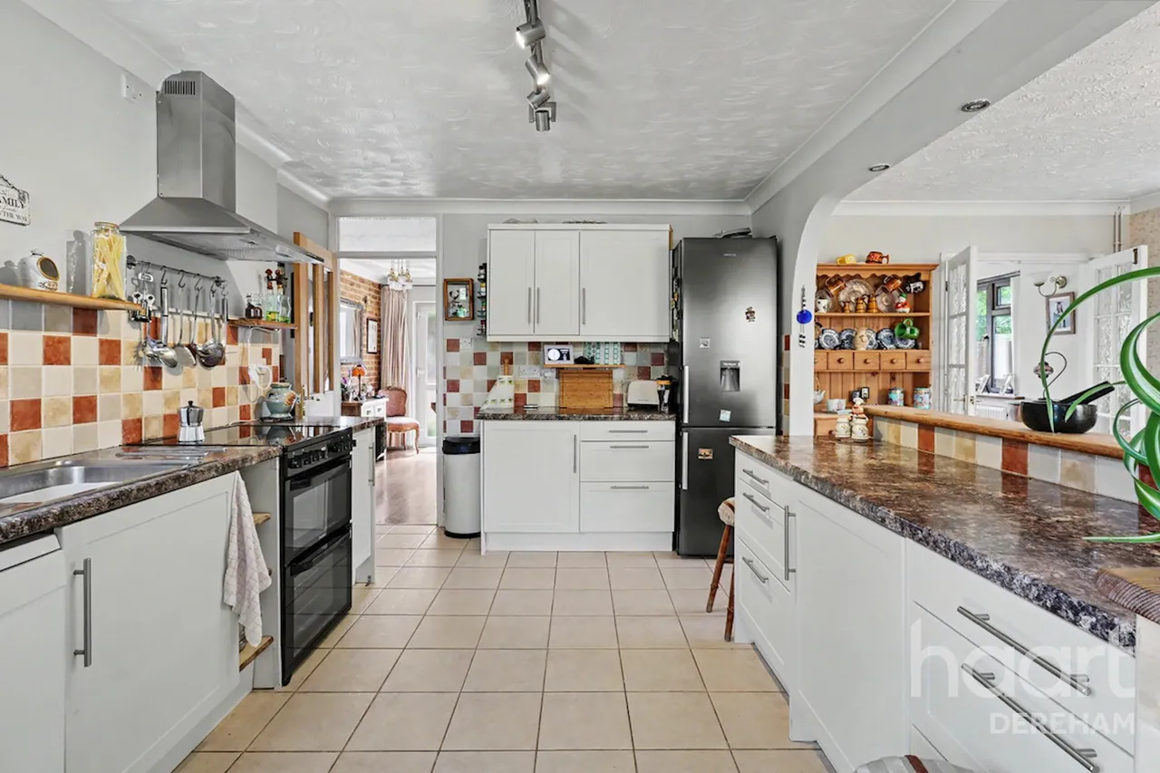 Shop Street, Whinburgh, NR19, photo 7