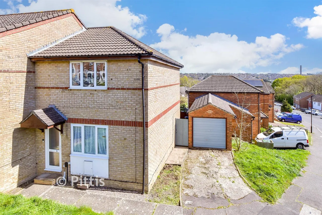 2 bed house for sale, Nelson Court, Cowes, PO31