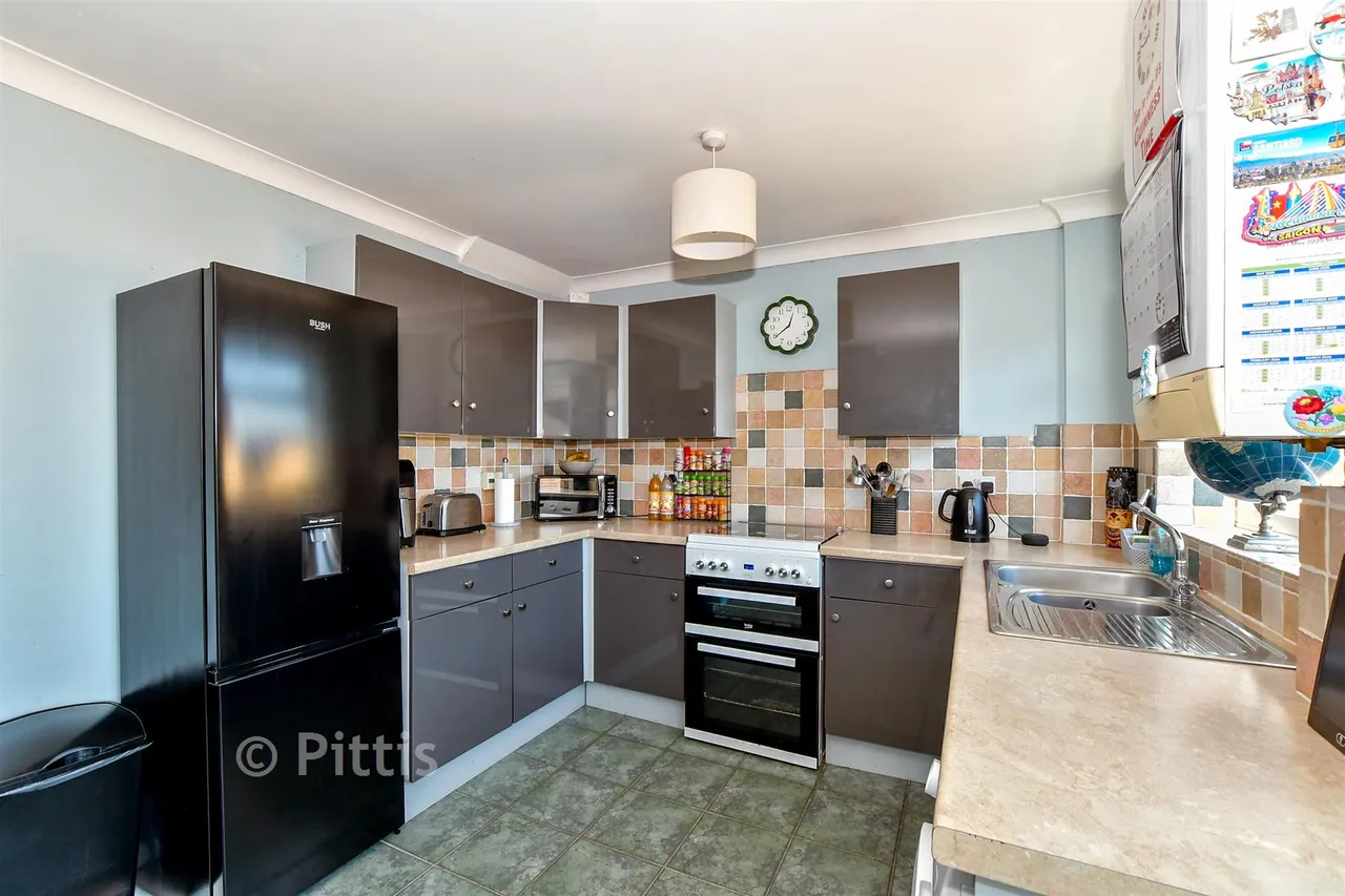 Nelson Court, Cowes, PO31, photo 3
