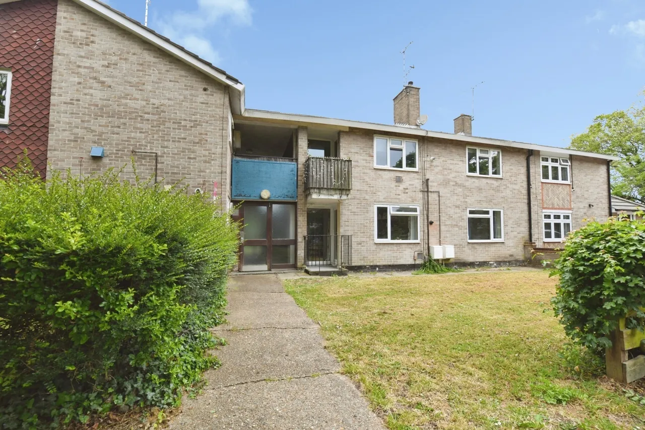 2 bed flat for sale — Honeypot Lane, Basildon, Essex, SS14