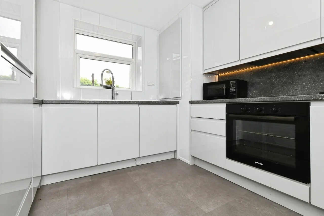 Honeypot Lane, Basildon, Essex, SS14, photo 2