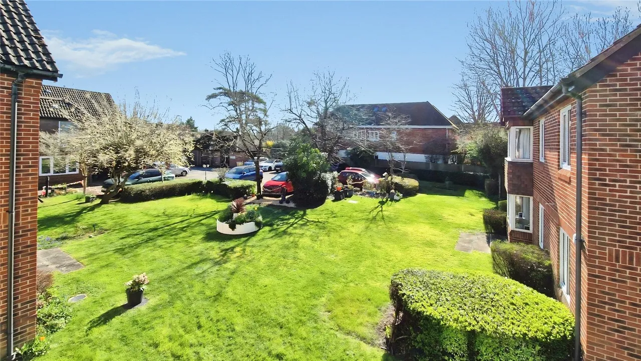 Terrace Road South, Binfield, Bracknell, Berkshire, RG42 4BQ, photo 2